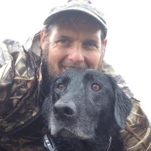 洪水の中16時間以上も水中で戦い続けたピットブル