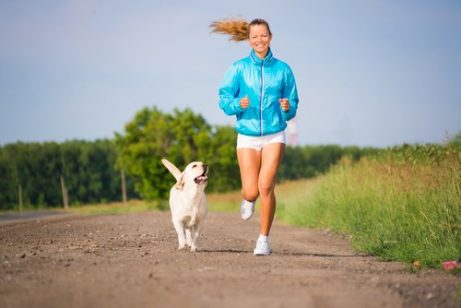 犬とランニングをする女性 独身者 ペット 里親